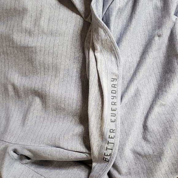 Lululemon Men's Light Grey Tech shirt with rounded bottom hem Size NOT MARKED - Picture 4 of 7